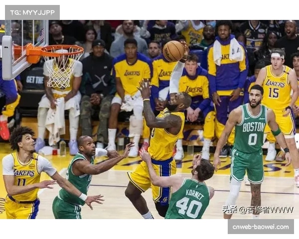 特写：伤停九个月后复出，里斯-詹姆斯替补登场获全场掌声